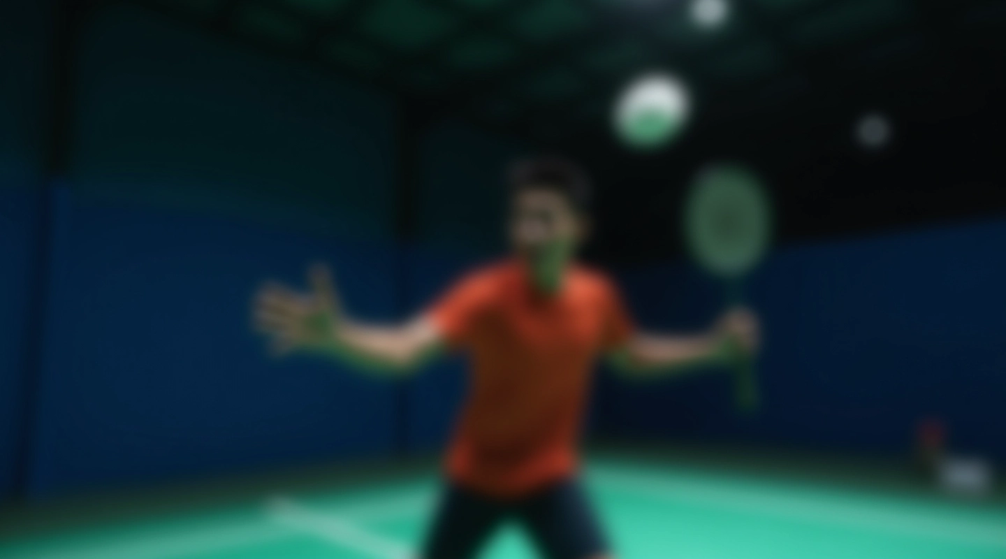 لاعب ريشة طائرة يقوم بضربة ساحقة قوية في الملعب المظلل